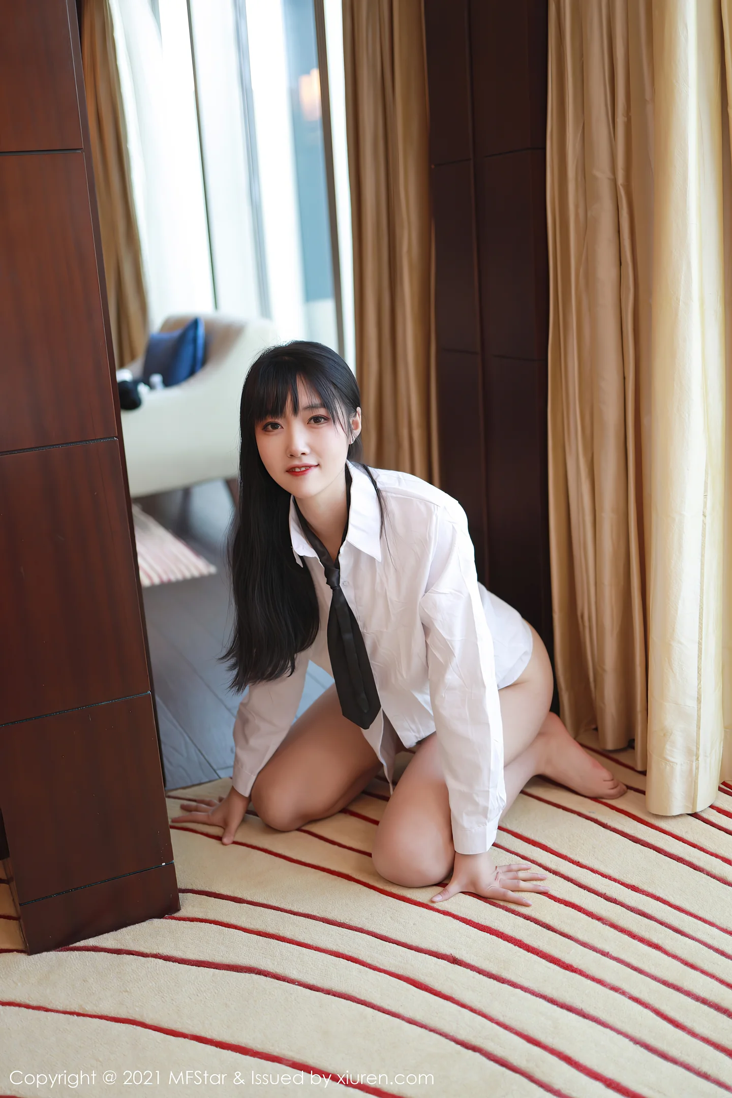 [MFStar模范学院]Vol.449_嫩模锅包又you白衬衫黑短裙主题脱黑丝裤袜露翘臀诱惑写真51P-秀人网 - XiuRen.Pro